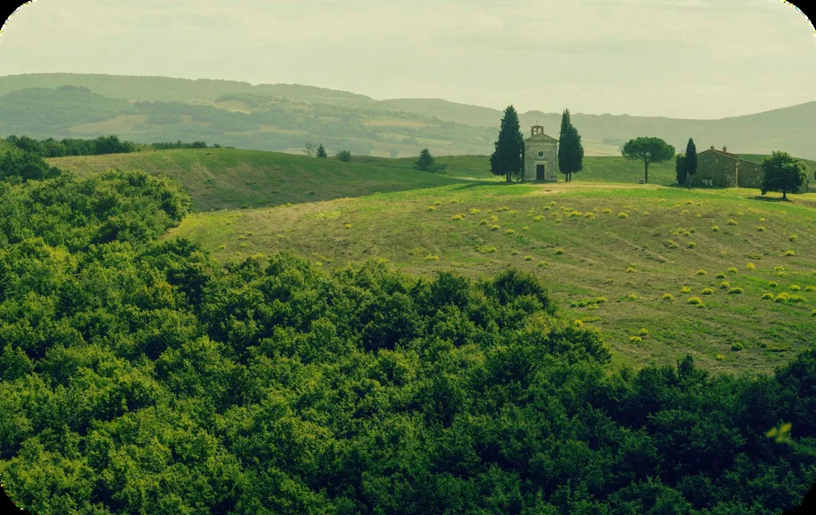 Collines toscanes, cyprès et chapelle au soleil