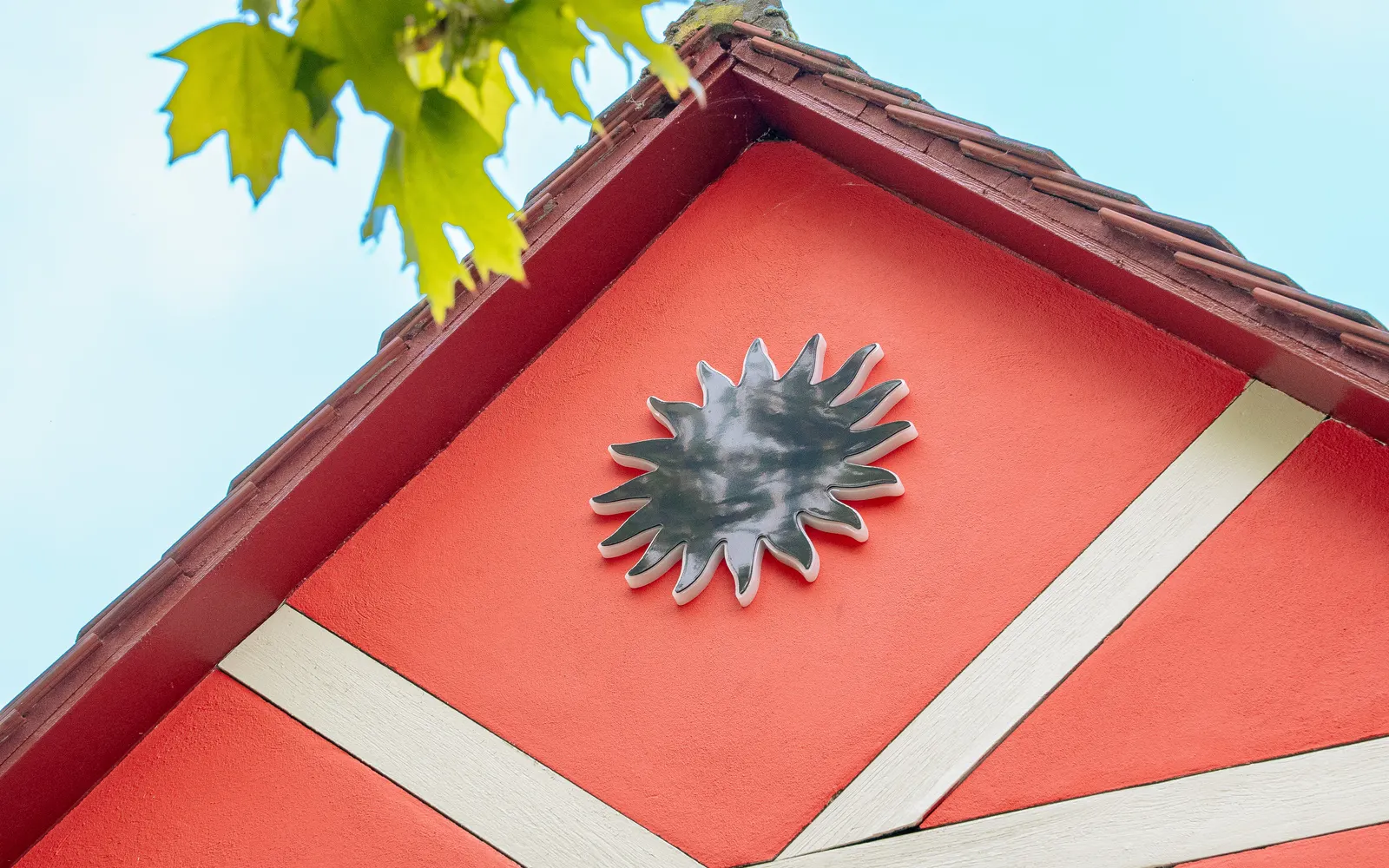 Le soleil de Scopertino sur le pignon rouge à colombages de la maison, rue du Tribunal